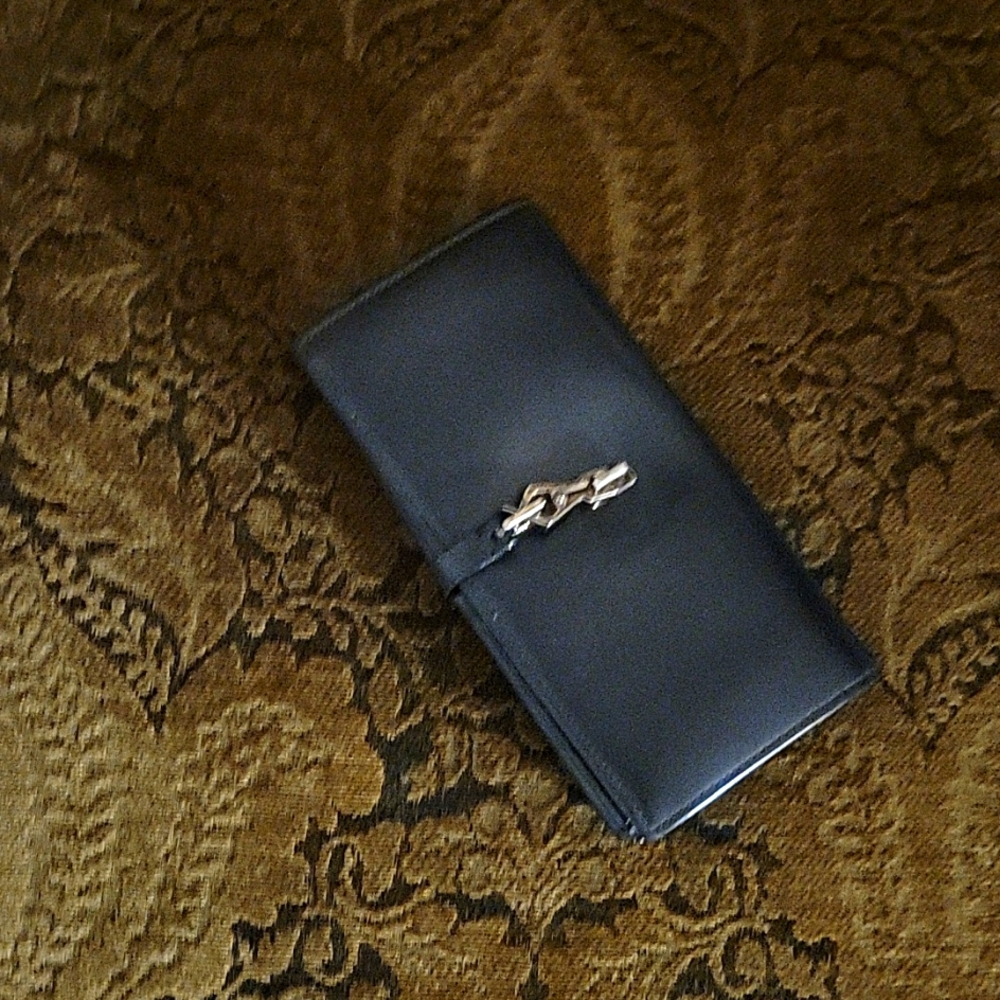 Gucci wallet. Black beautiful, not a problem. Perfect used condition.